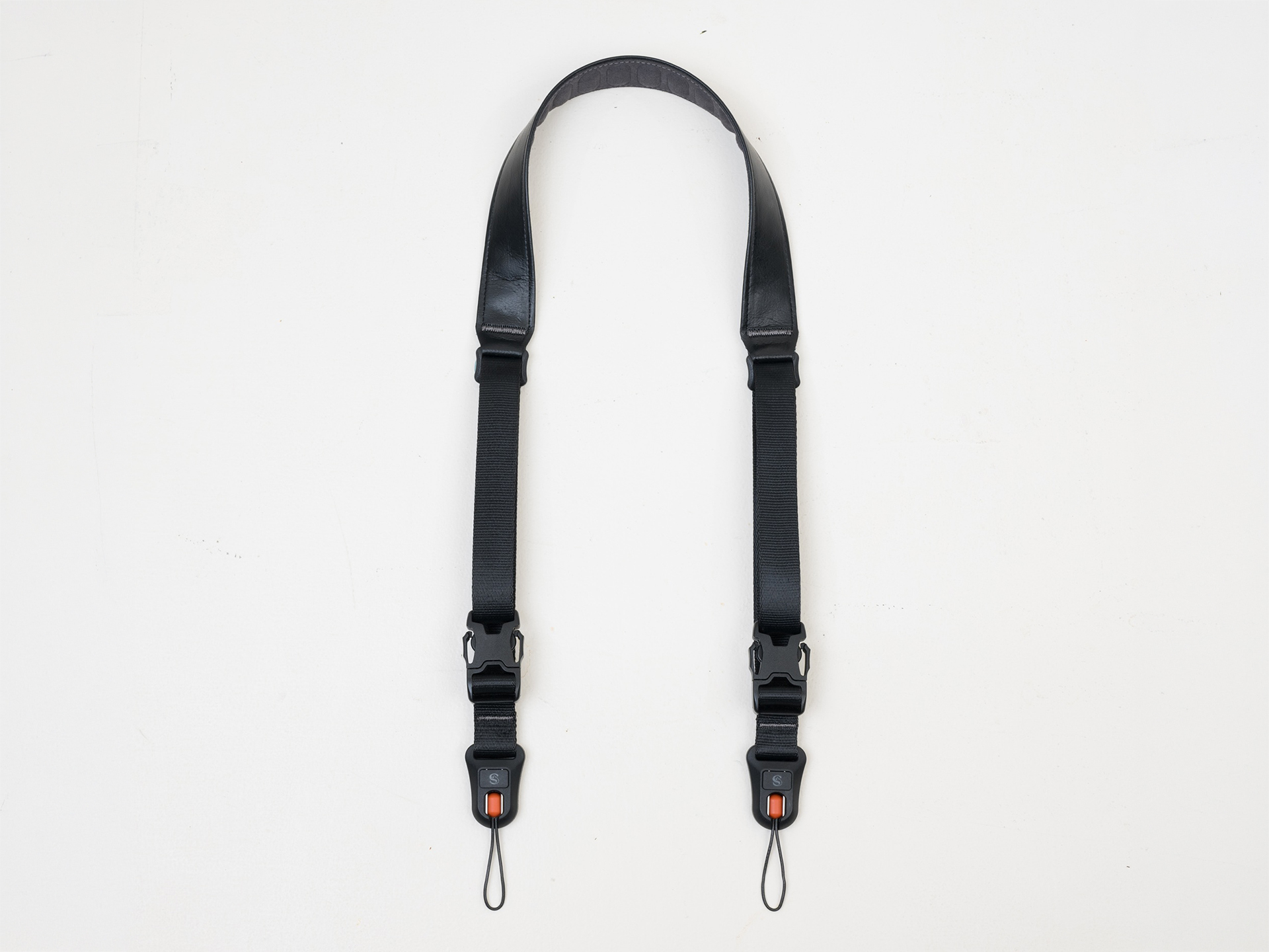 本日発売の新製品：首にかけたままハイアングルで撮影できるカメラストラップについてのネット上の反応